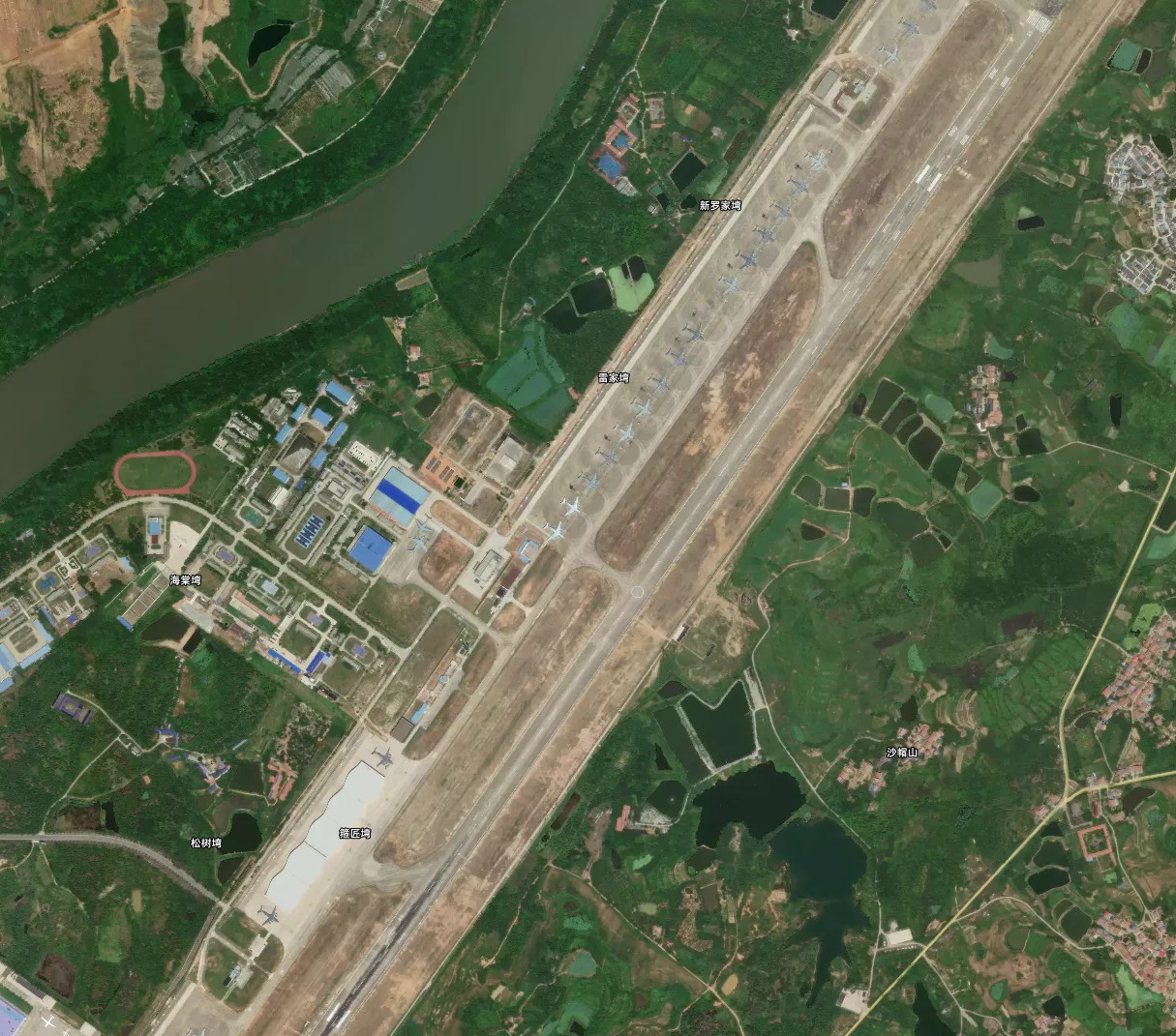 Y-20数量多到某机场停机坪都快停不下了，仅一张卫星图上就能数出21架老中的Y