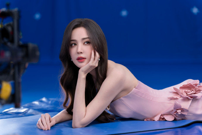 娜扎娜扎花束花絮照娜扎腰间别花长裙花映佳人更动人，发丝随风轻舞，娜扎优雅又灵动