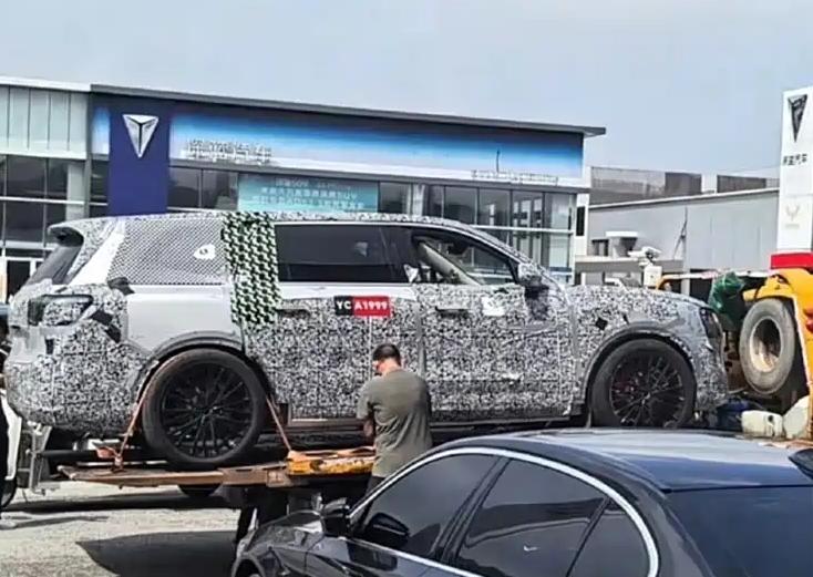 目测尺寸相当夸张疑似AITO问界问界M9加长版测试谍照曝光11月14日，有博