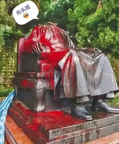 曾经在岛内权势滔天的杀人刽子手蒋介石，死后落得如此结局，让他遗臭万年，估计他自己