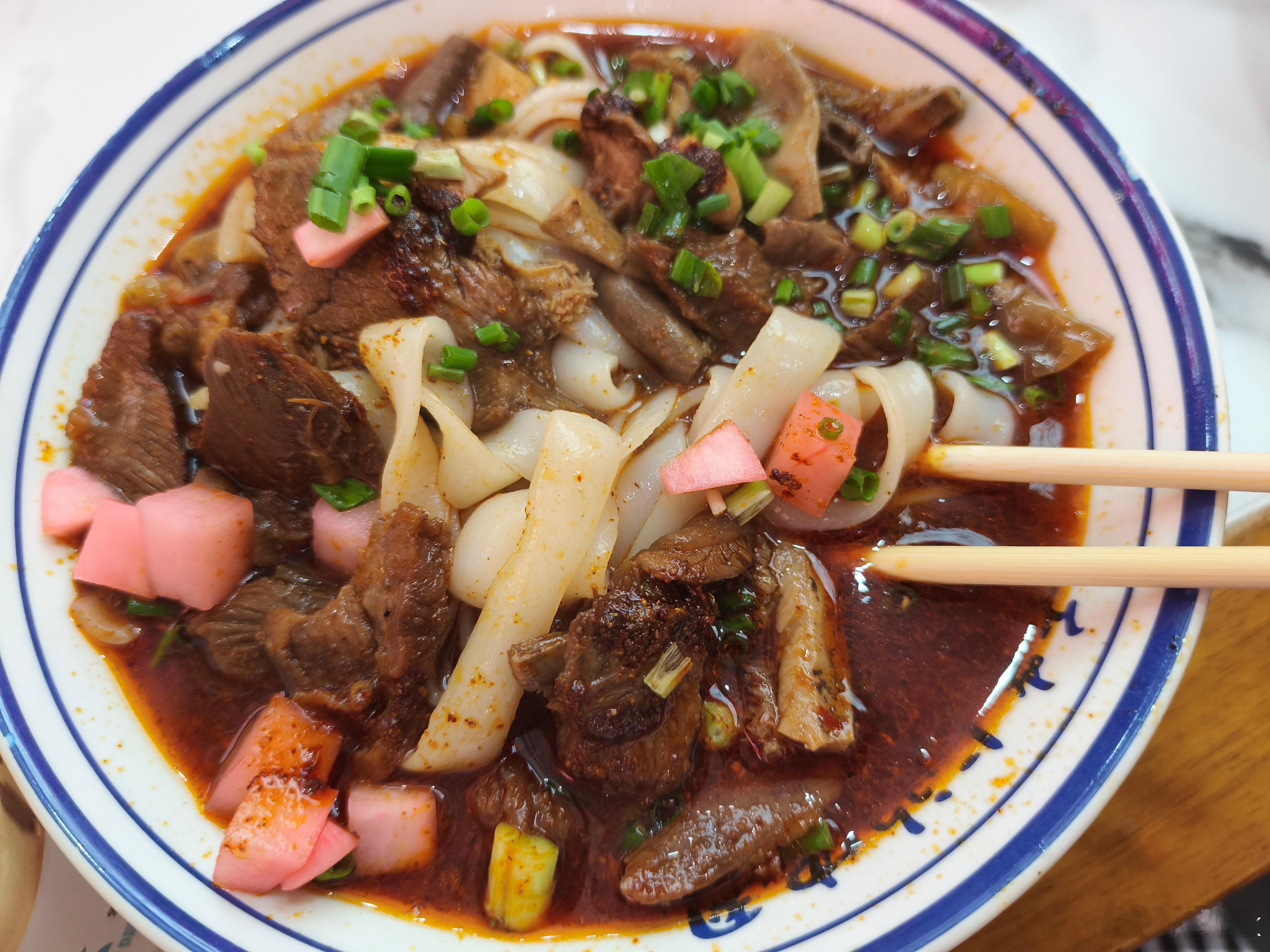 来了武汉吃了一般般的牛肉牛杂粉，还喝了茶颜悦色，茶颜悦色好喝！​​​