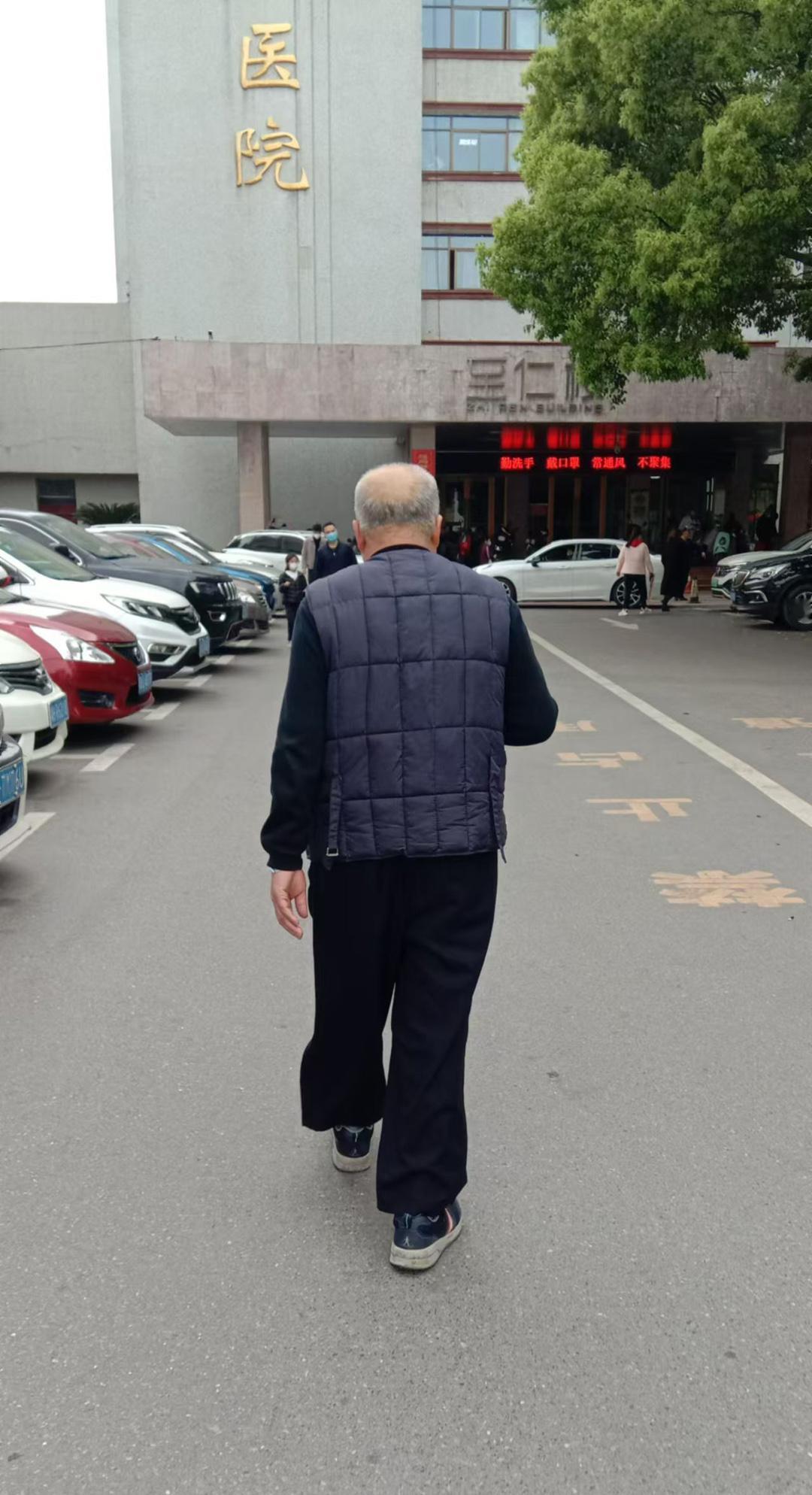 世界真的很小，多年未见的人也能在另一个地方遇到。我去市医院办事，竟然看到了我们部