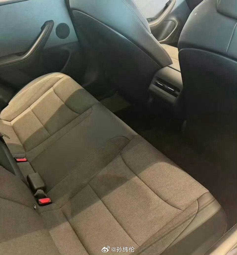 特斯拉在港澳上架了廉价版Model3，只要17.5万，不知道后续内地会不会上。即使各种删减，这价格应