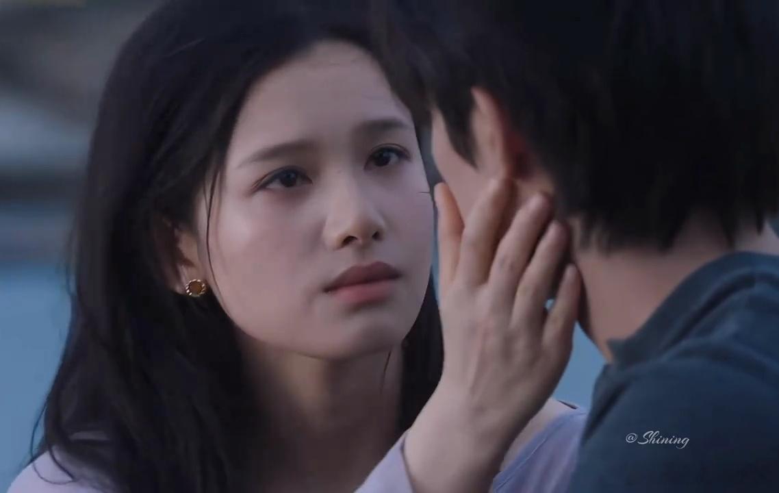 野狗骨头海边接吻《野狗骨头》高能名场面上线，海边一吻是两人相互疗伤的止痛吻。陈异