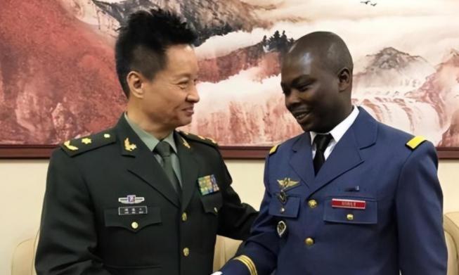 卢旺达其实很懂什么叫“见人下菜”，为了区别我们跟西方，他们搞了个“双轨制”，什么