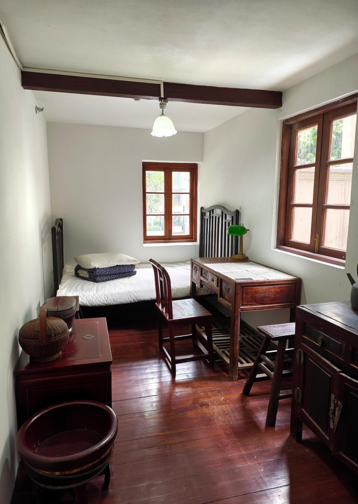 上海静安嘉里中心旁边，原哈同路民厚南里29号。1920年毛泽东同志曾经居住过的地