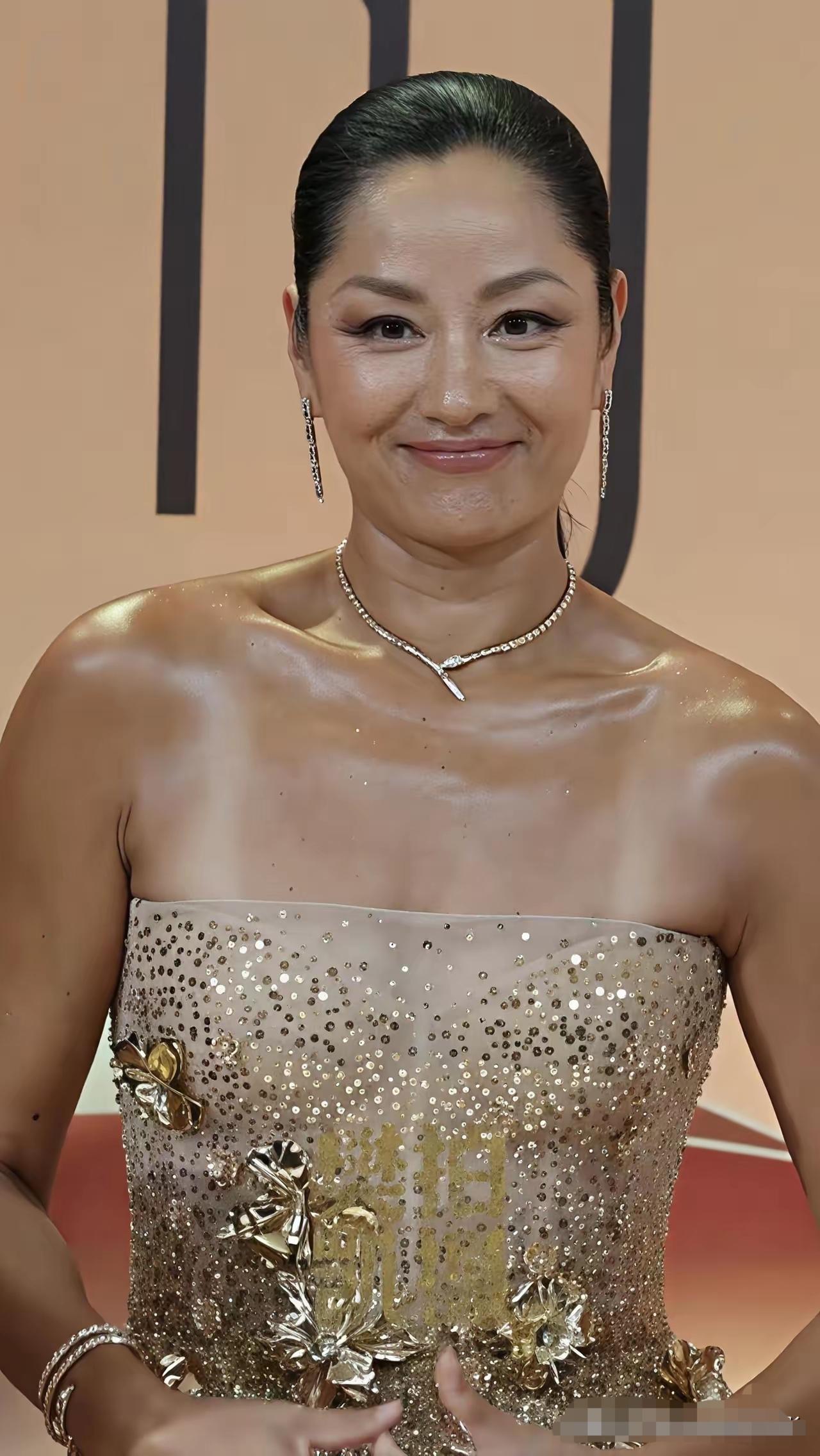 娱乐圈的男女演员都在拼命的美白，整容做医美，减肥，全身涂脂抹粉。恨不得把全身泡在
