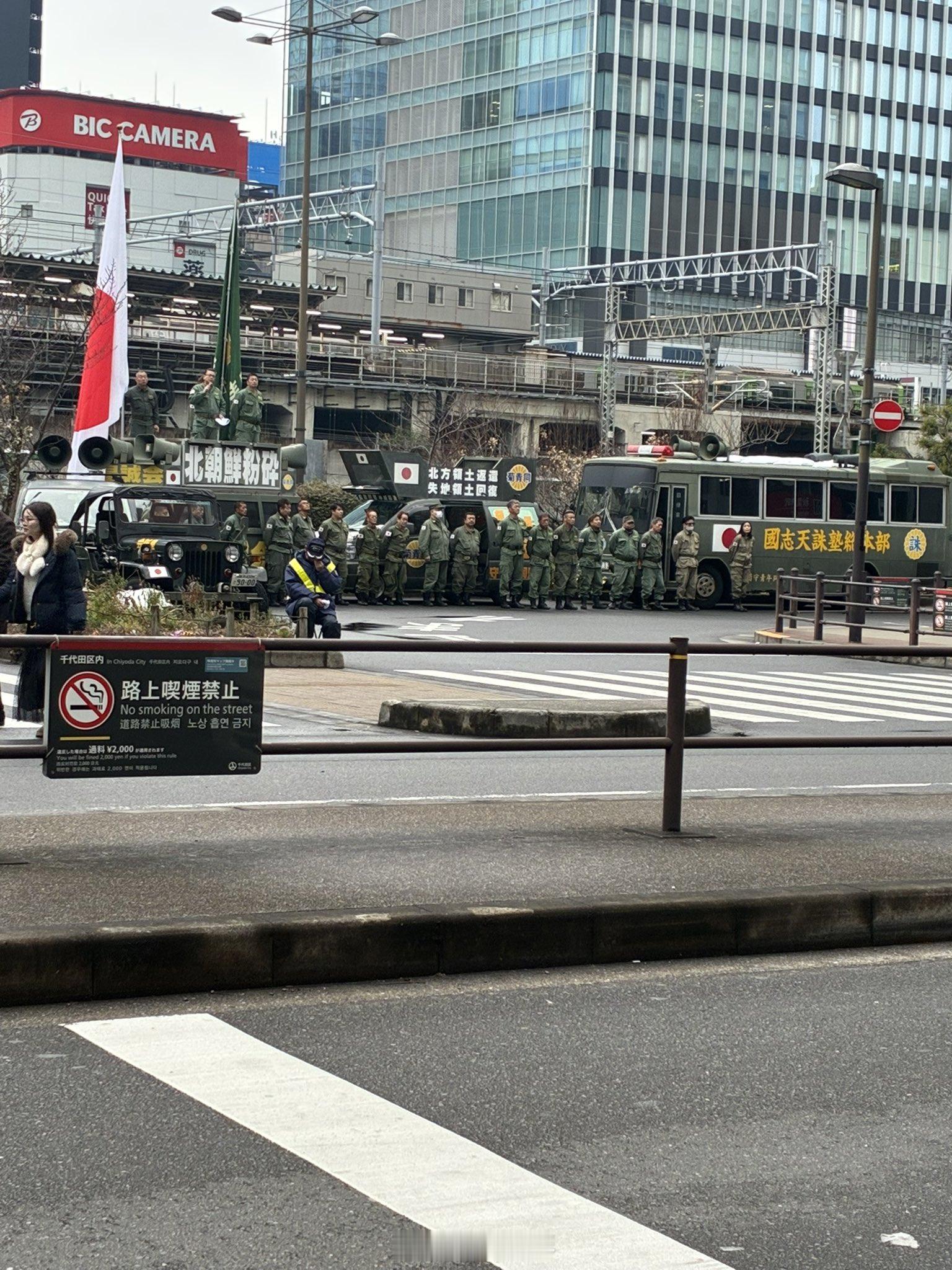 日本今天的秋叶原，右翼上街示威说要“粉碎朝鲜”，宣传册上还写着“國志天誅塾総本部