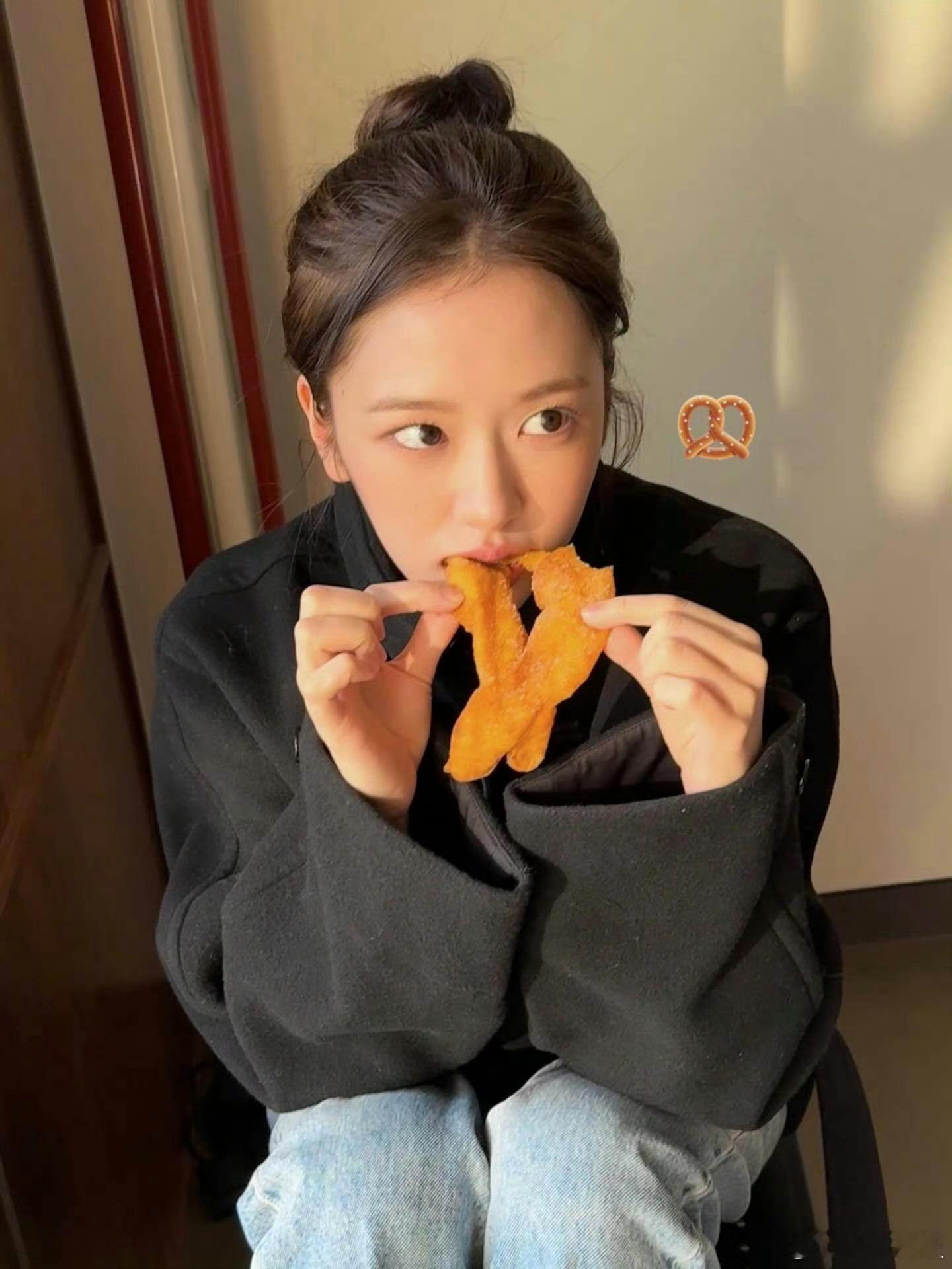 柳智敏给安宥真评论Killer舞台的友情还在继续！宥真社媒更新吃东西的萌照，智