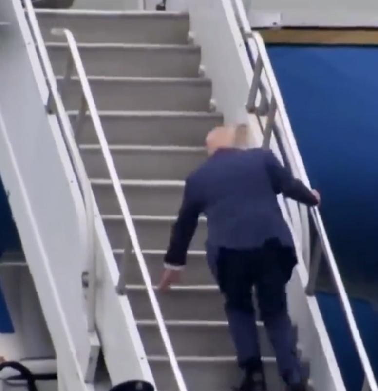 特朗普要完了，他正在步拜登总统的后尘，不同之处是，他这次在飞机旋梯上只摔了一次，