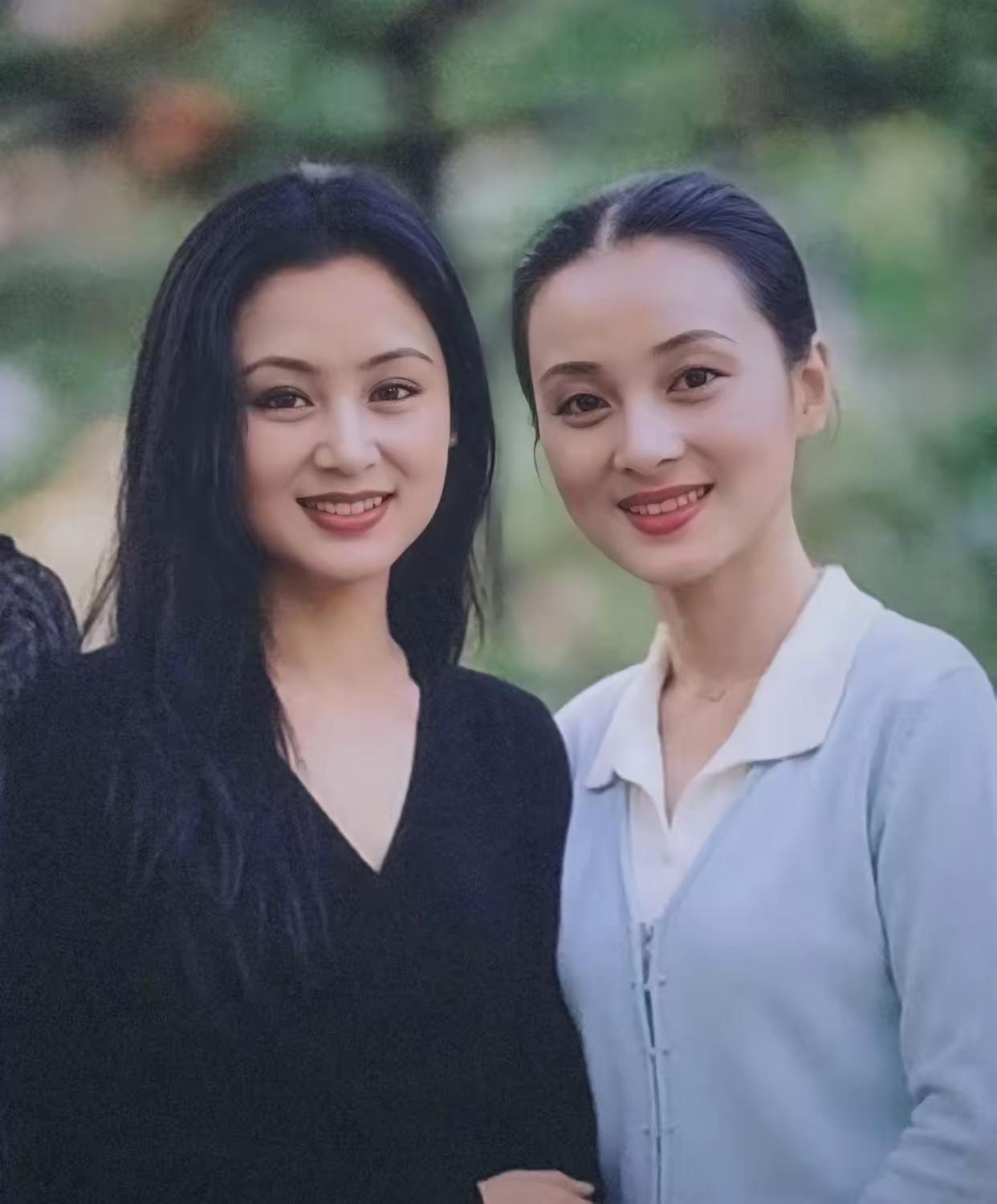 陈红的美确实是太权威了！1995年，20岁的蒋勤勤和陈红的一张合影。彼时的陈