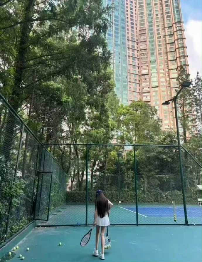 我去，叶珂好恐怖，这真的是她吗？身材瘦成了纸片人，漫画都不敢这么画的吧​​​