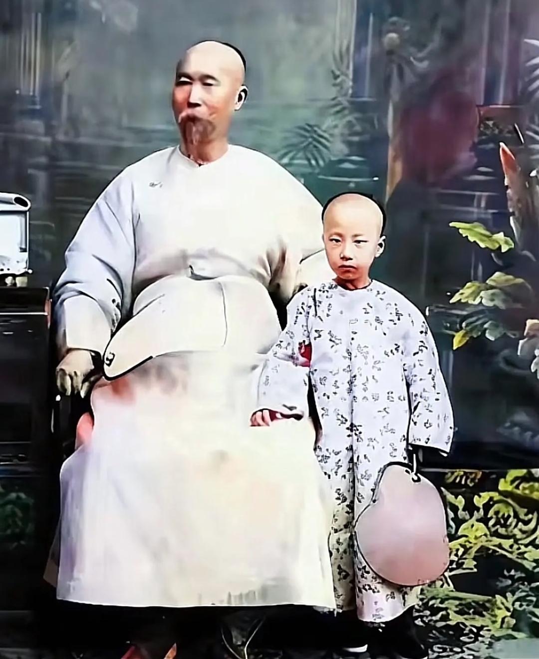 1880年天津，留下了这张李鸿章与孙儿李国熊的珍贵合影。这一年李鸿章5...