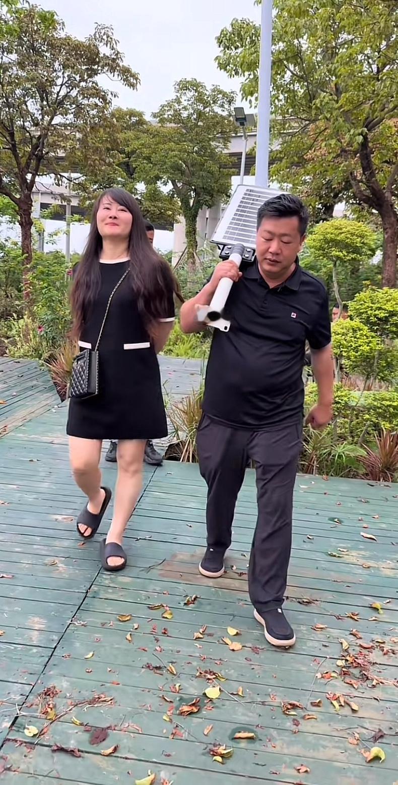 张大炮刚出院，就扛光伏板！为了徒弟们也是硬撑，昨天女徒弟张赢赢，带着老公小强哥