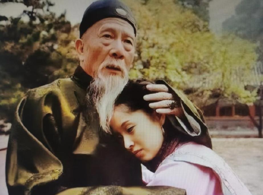 1881年，71岁的左宗棠娶了章怡为妾。洞房花烛夜，章怡慌忙拭去眼角的泪，说“老