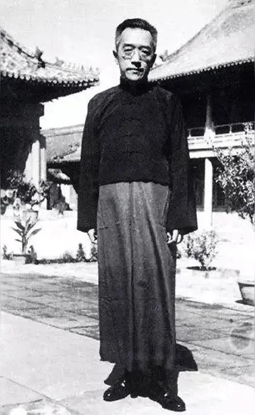 胡适美国留学7年，回国天天长袍马褂。西装不沾身，反被骂崇洋？衣服最诚实：他骨子里