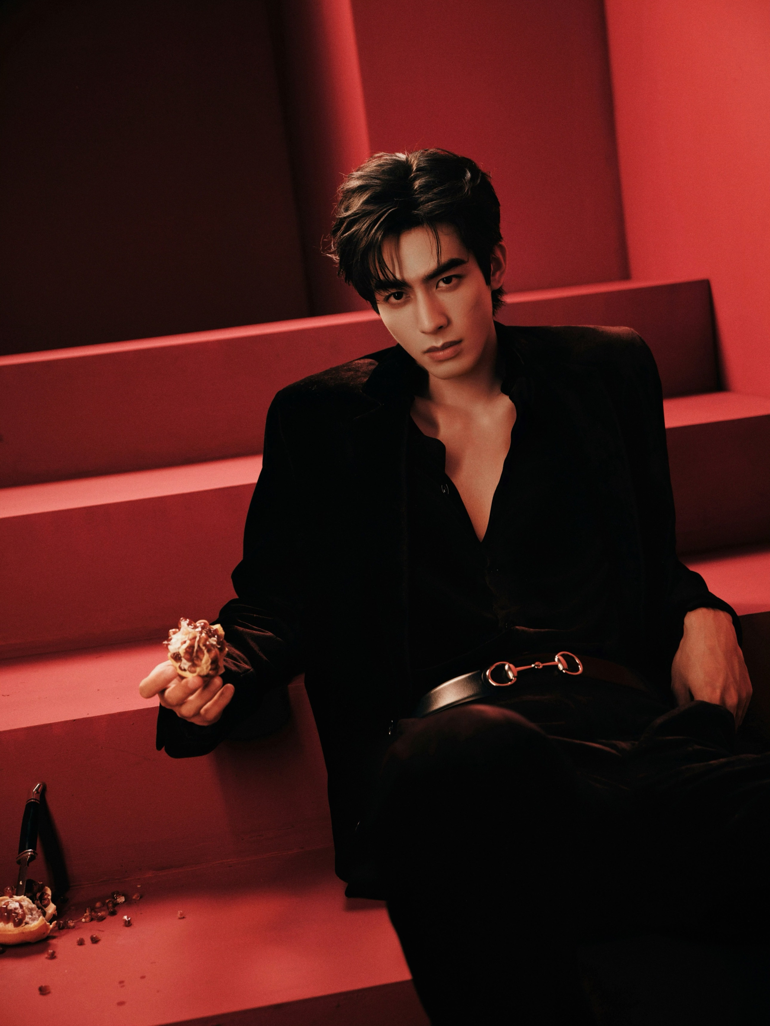 微博之夜男明星来咯首先是GUCCI方队真的赢很大同样是Gucci的丝绒，两个人穿