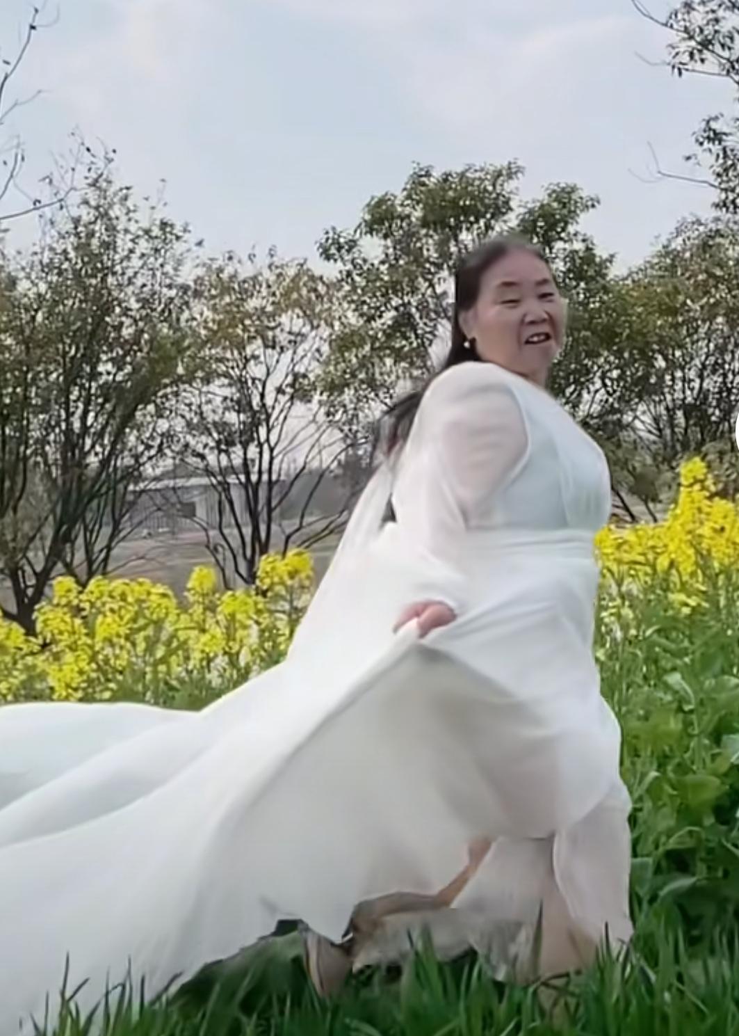 我的天呐！别人穿上婚纱宛如天仙，大妈您穿上婚纱却着实有些吓人。春天来临，万物复