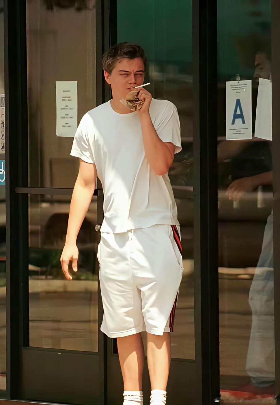 其实十八岁的小李子也不帅，只是泰坦尼克号里的服化道和剧情太加分了。