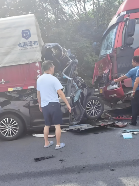 四川，一女子开越野车，拉着丈夫，3岁儿子还有保姆，去北京看病重的父亲，回来的路上