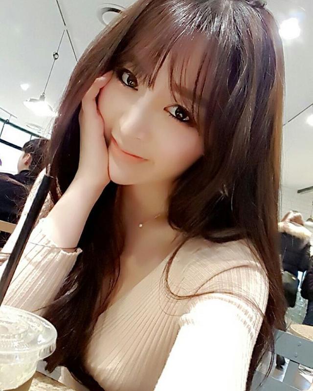 本期丽人:Sa.Na 丽人职业:模特 图片0 丽人资料 Sa.Na,韩国素人正妹,具体资料不详,但是容貌撞脸张钧甯,身材更是能量满满,连素颜也依旧是女神,她在IG上的私房照被网友疯狂转载,网民纷纷点赞。 生日:不详 星座:不详 身高:目测165 体重:估摸着有48 图片1
