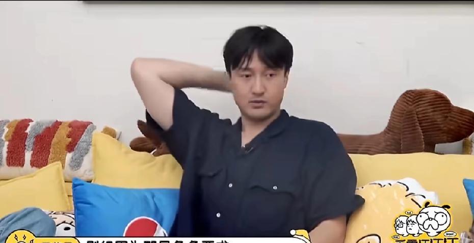王传君自曝自己上节目不化妆原因综艺里李雪琴好奇的问王传君：“我得问问，你经纪人