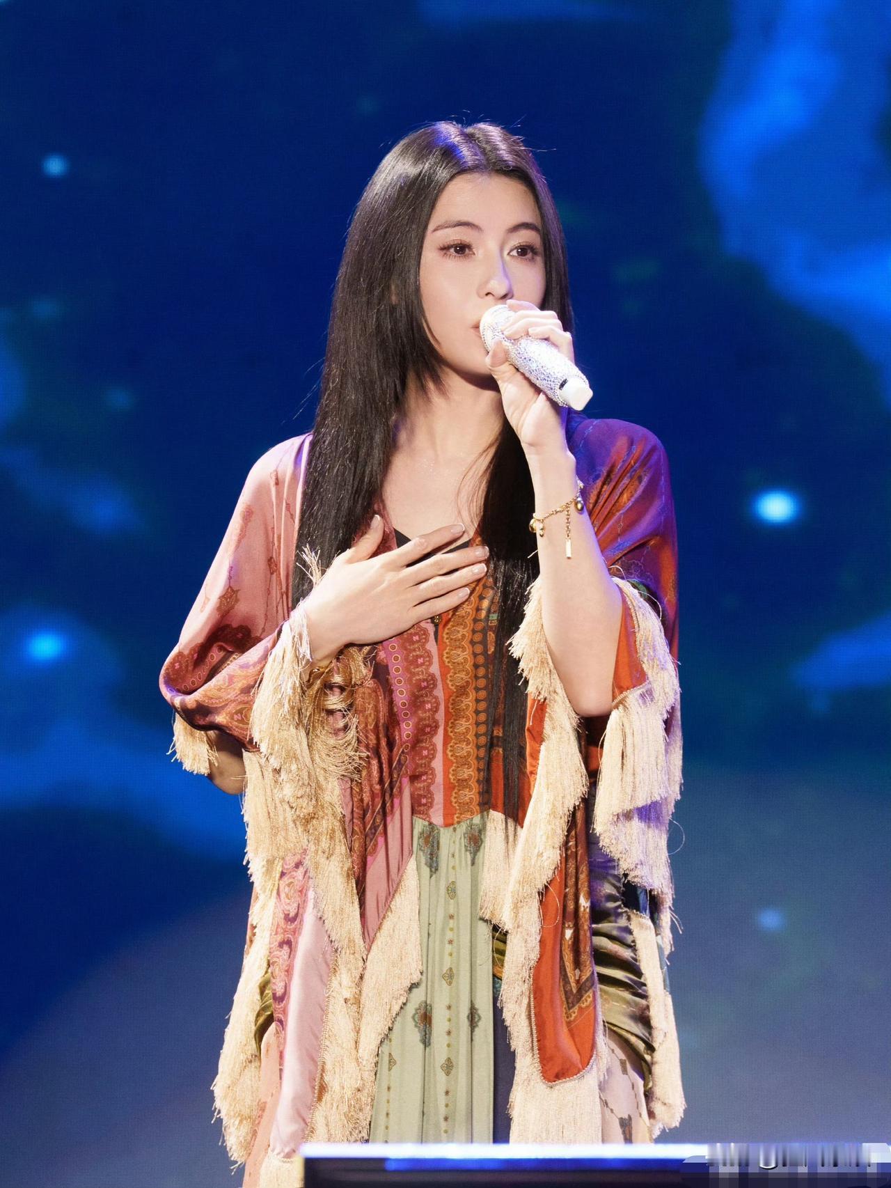 张柏芝，刷屏！8月15日晚，张柏芝亮相青岛时代金曲巅峰夜演唱会，46岁的她凭