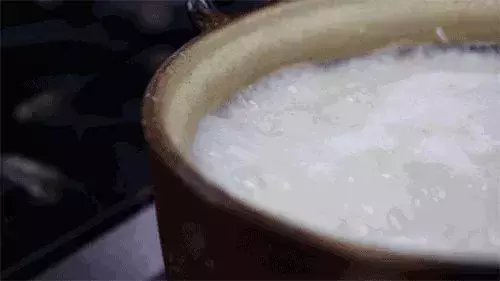 汤粥上漂的皮, 这类人千万别吃! 你可能还不知道