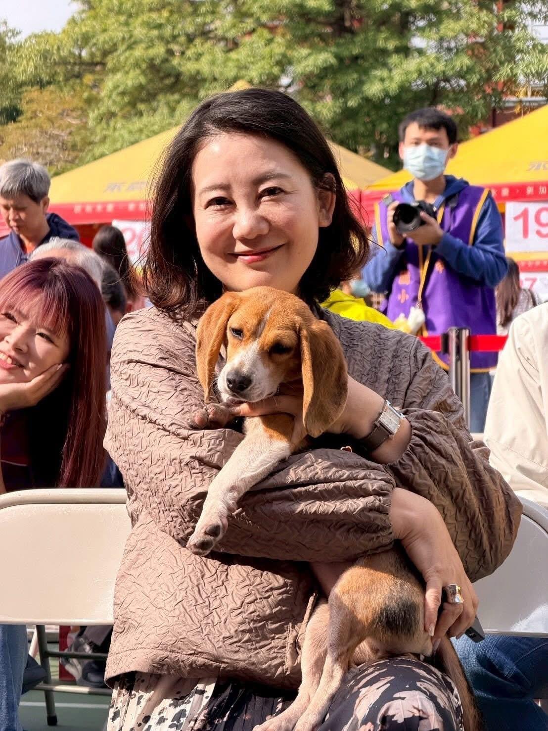 民进党立委吴思瑶今（20日）在脸书发文表示，对议会处理情况表示不满，真正应受到谴