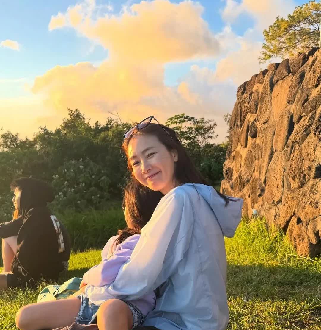 12日，演员崔智友在自己的Instagram上传了多张照片。照片中，崔智友坐在草