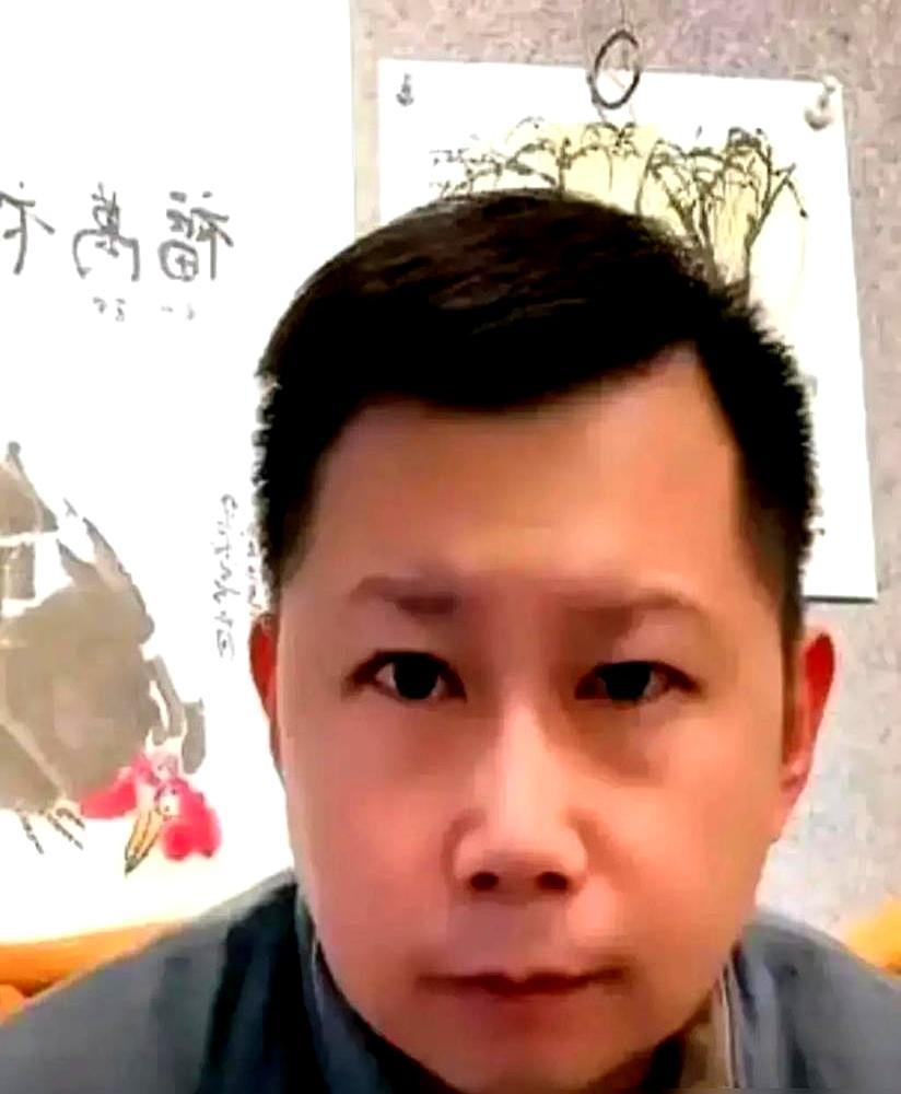 那个云字，他加了三点水又去掉，折腾了快8年，原来是怕饭碗丢了。郭德纲放话要