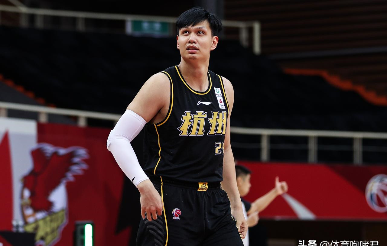 浙江广厦男篮客场大胜北京男篮后，系列赛比分改写为2:1，球队也重新掌握了主场优势