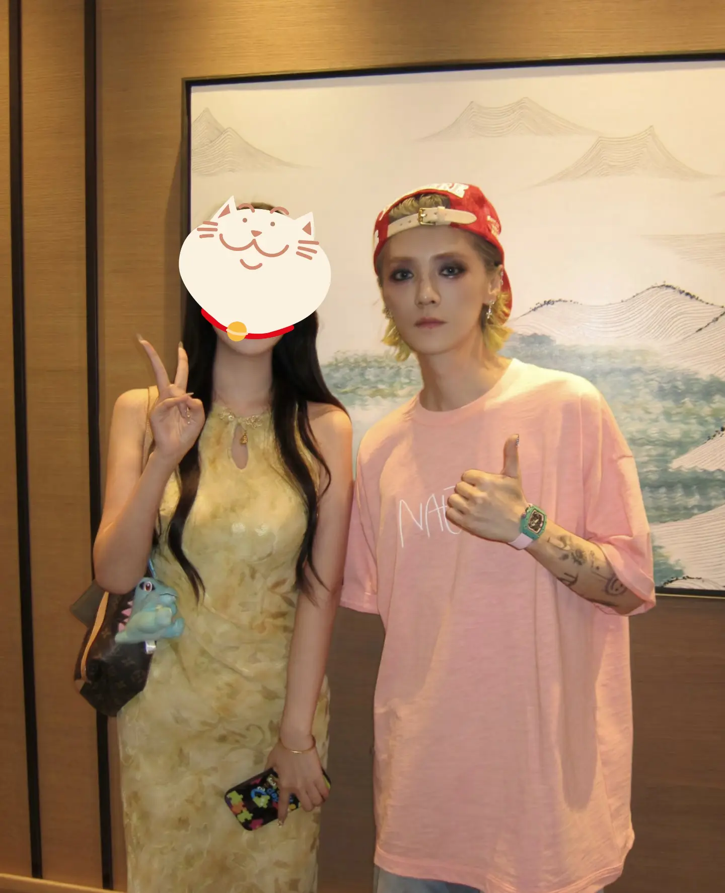 鹿晗演唱会后与网友合照，浓妆的他好妖娆。不过，他非常老实，把自己的右胳膊背在自己