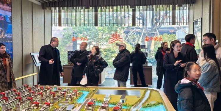 去年中国新生小孩不到800万，但空置的房子，超过6500万套。再说一个数：城