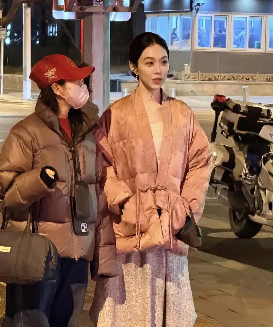 姜妍这状态，谁看了不迷糊啊！生图里皮肤紧致、身材挺拔，完全看不出是快50的人，