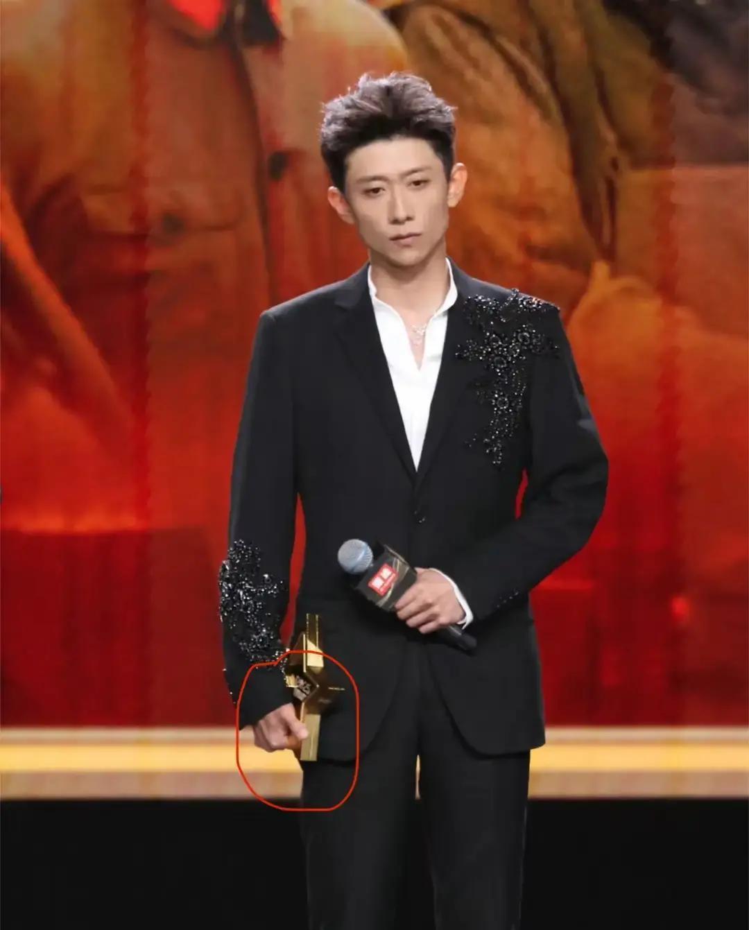 张一山不敢笑了。你记住那个挑眉坏笑的刘星，却在国剧盛典上看见一个扣紧西装扣