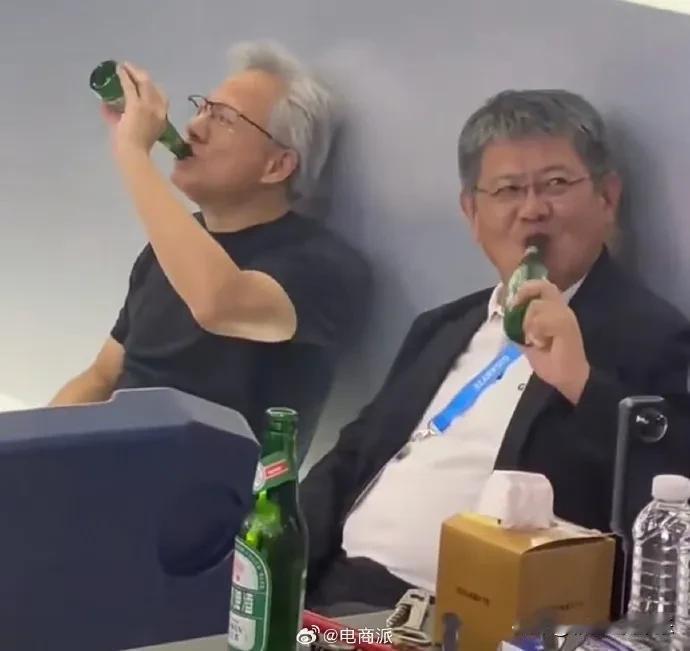 黄仁勋太松弛了，他在台北电脑展大会坐在地上喝啤酒，完全没有架子。我发现越是