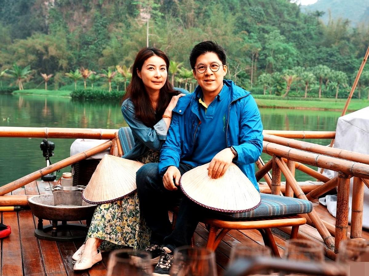 刚刷到霍启刚带全家在广西“撒欢”的照片，心里莫名一暖。看他领着孩子钻山洞、接地