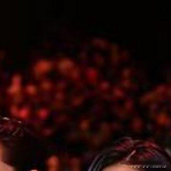 我看了一下前年微博之夜的位置，胡歌是二排C位，副C分别是刘亦菲和刘诗诗，杨幂还在