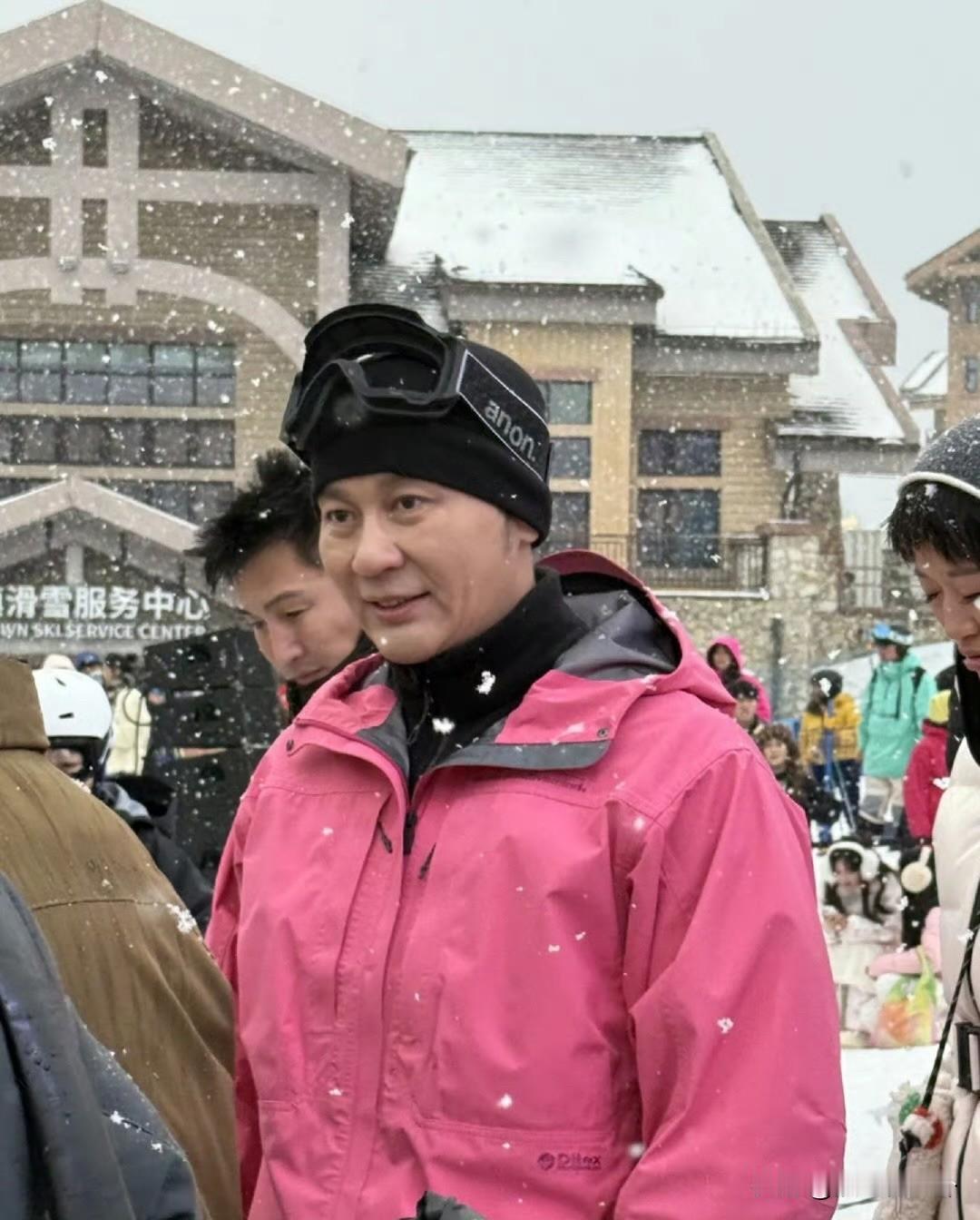 大家发现没有？很多男明星上了年纪都会“姨化”就连当年撕遍跑男无敌手的大黑牛李