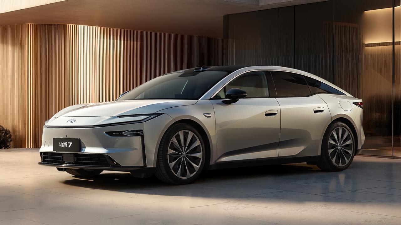 在2025广州车展上，广汽丰田全新豪华旗舰纯电轿车铂智7的亮相，成为了全场瞩目的