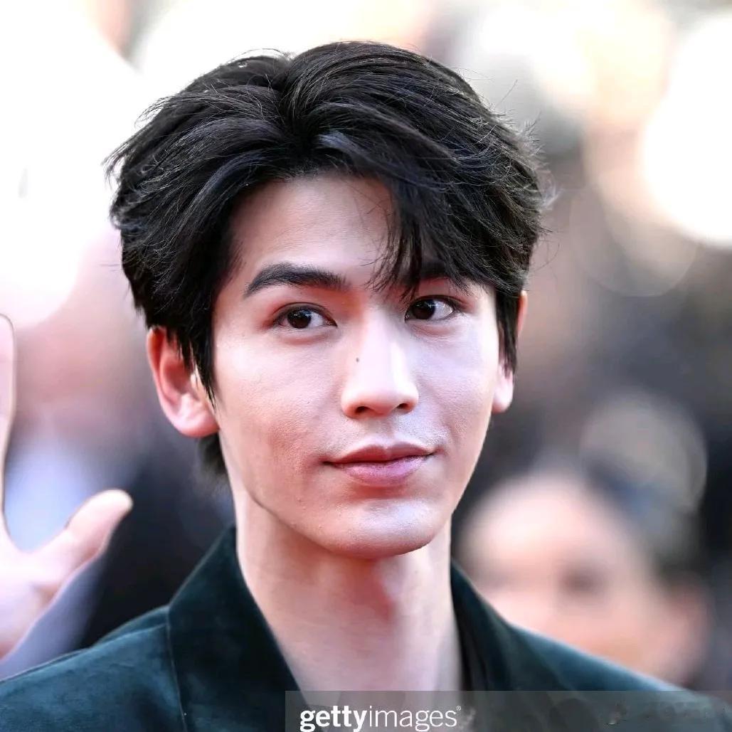 对比一下，张凌赫皮肤太松懈，对演员来说这个问题其实挺严重的。