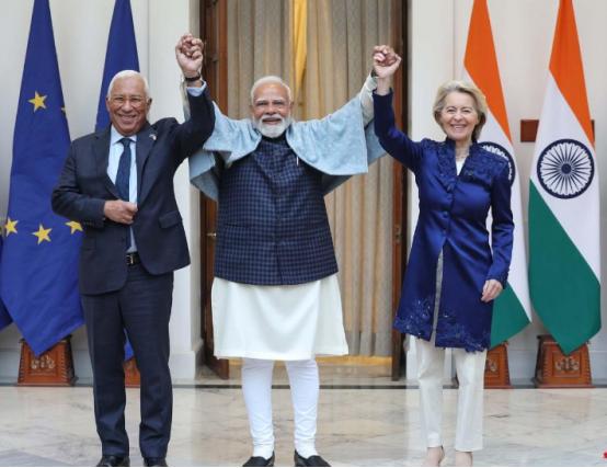 笑不活了！欧盟集体被印度耍了，冯德莱恩穿印度服饰讨好，7天就被特朗普截胡 事