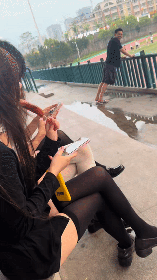 这大概就是男人看到美女后的正常反应吧！虽然弄得自己很尴尬，也让两个美女看了笑话