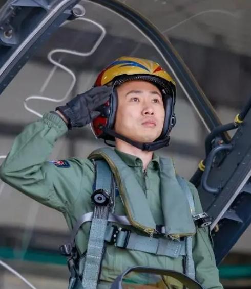 董珺，男，汉族，1986年5月出生，山东德州人。董珺2004年9月入伍，2005