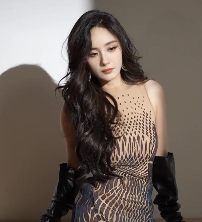 杨幂穿衣总显得贵气，原来黄金首饰是秘诀之一。以前觉得黄金是长辈专属，看杨幂等明