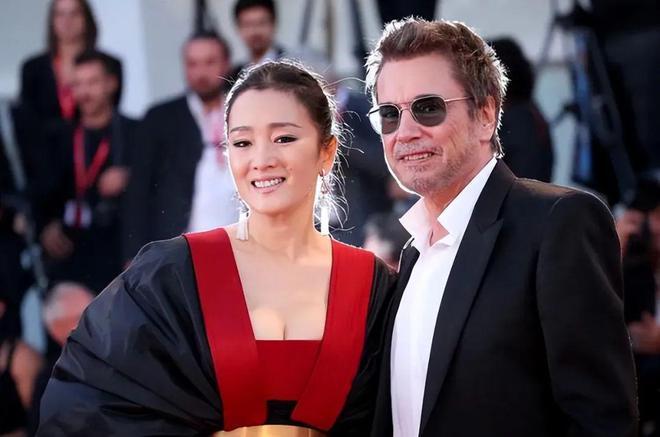 2018年，70岁的米歇尔拿着5个亿向52岁的巩俐求婚。巩俐却说：“我差的不是钱