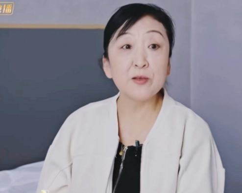 看了梁淞妈妈在节目中的表现，就知道为什么梁淞对何美延那么多怨言了。梁淞的妈妈