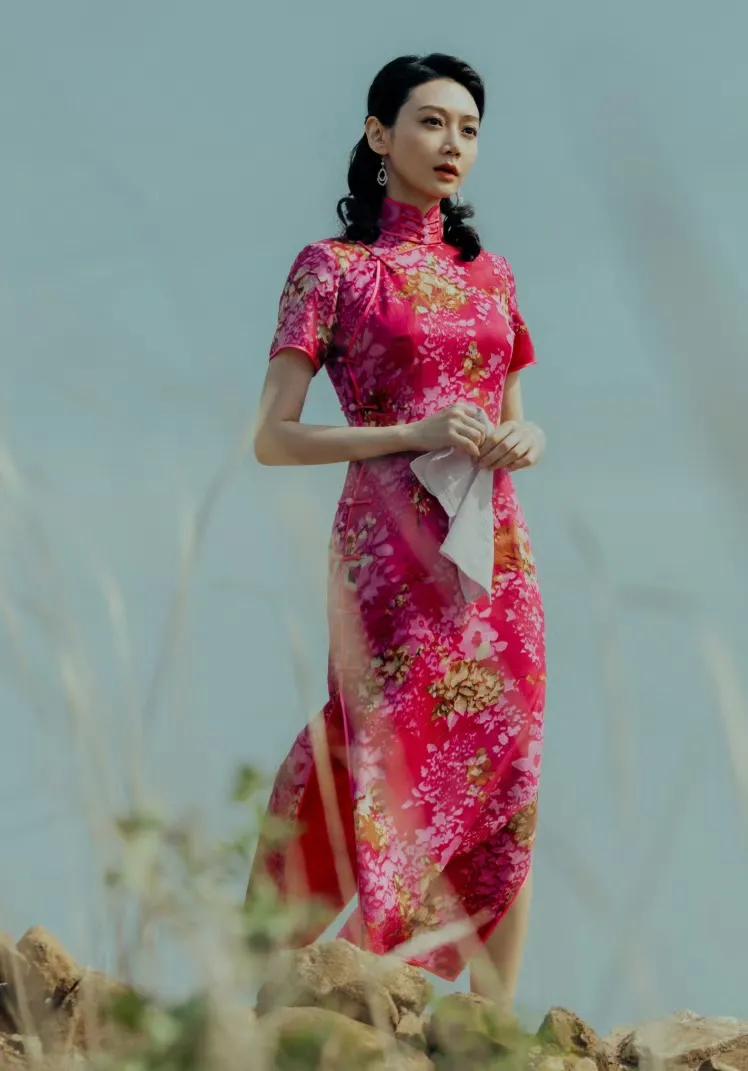 她才是《生万物》里最漂亮的女演员！一出场，这完美的腰臀比，配上一袭明艳的红色碎花
