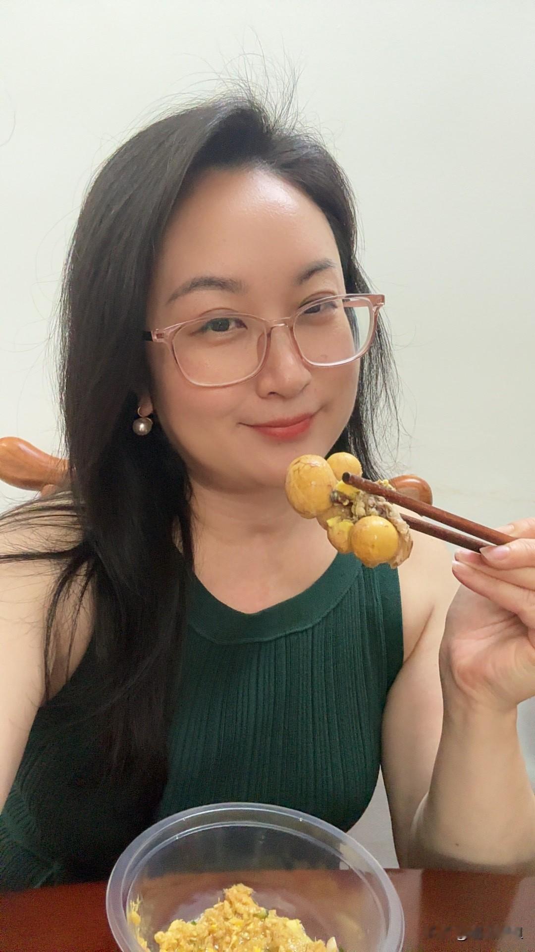 这个很多人不敢吃，听说是补的，我不知道补不补？只觉得很好吃。这盘叫无花果浸鸡